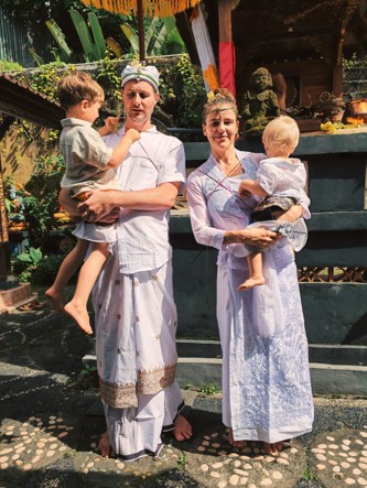 Mangku Claudio Fontanive-von Glenck mit seiner Familie in balinesischer Tracht