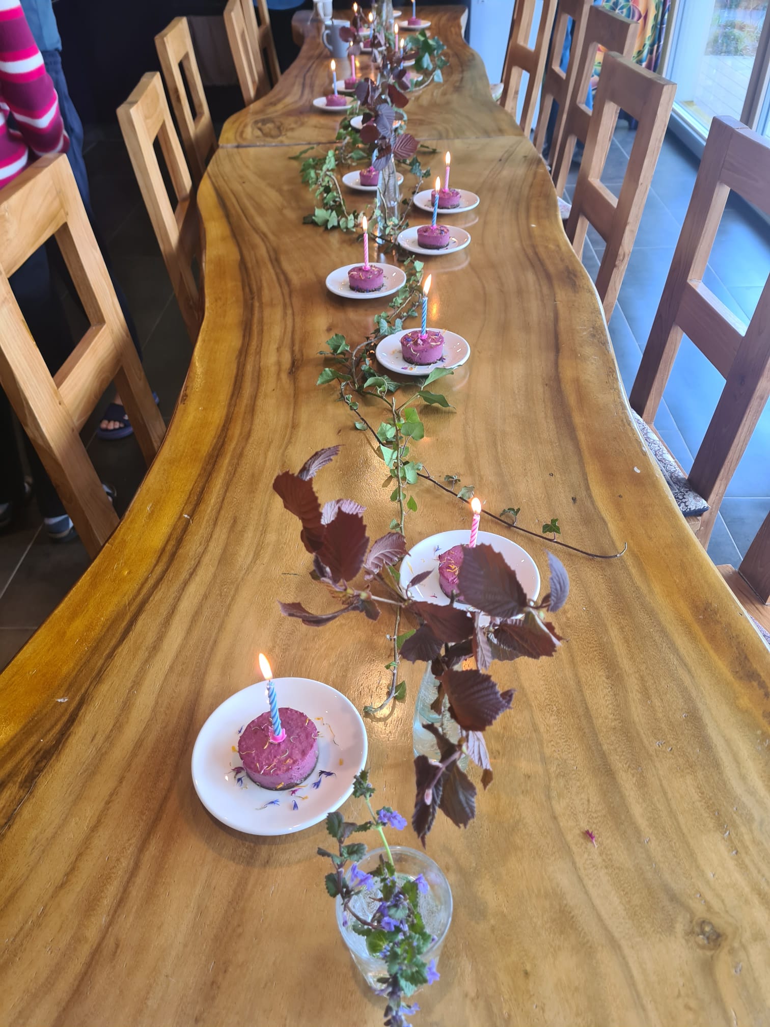 Festlich gedeckte Tafel mit hausgemachten Desserts im Karunahaus