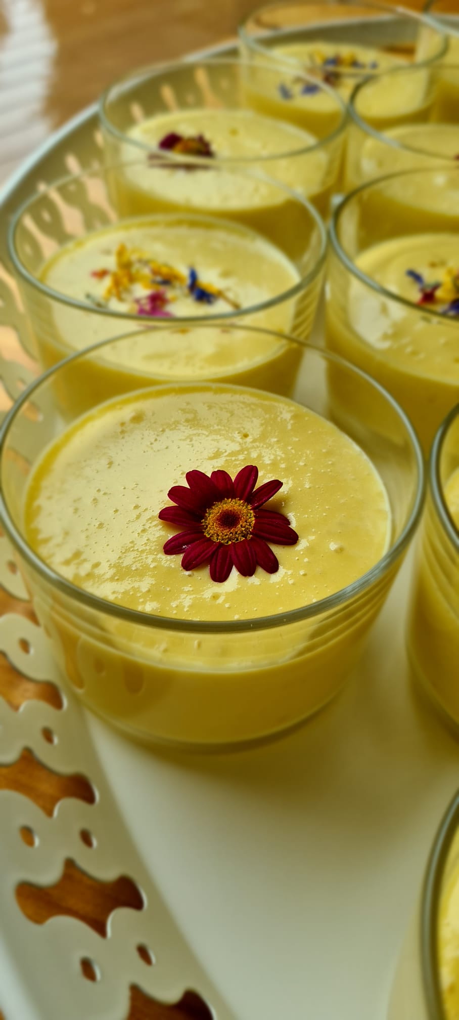 Hausgemachte Dessertcreme mit essbarer Blüte im Karunahaus