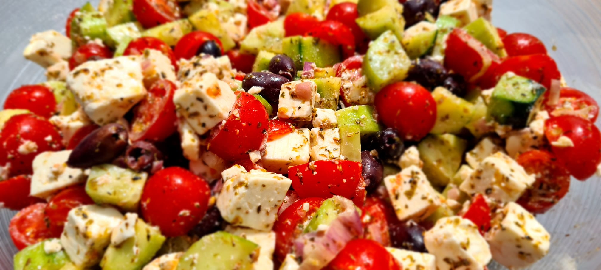 Frischer Salat mit Feta, Tomaten und Oliven im Karunahaus