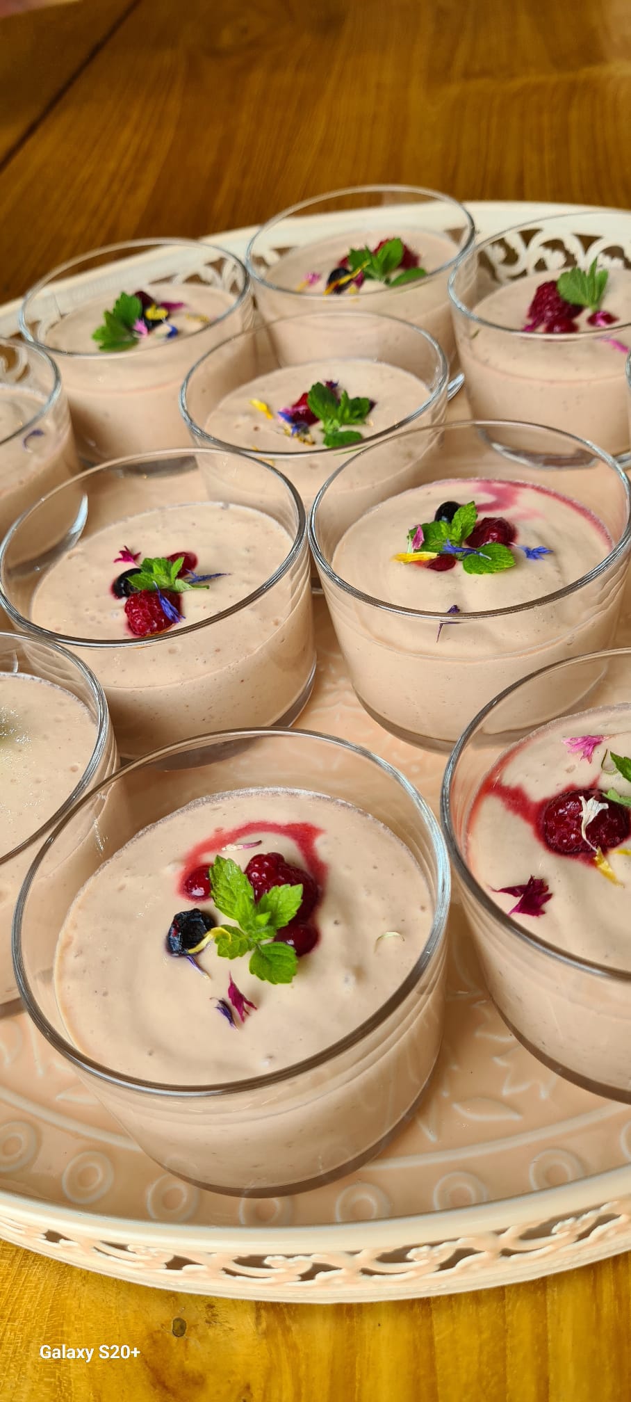Beeren-Mousse im Glas mit Minze im Karunahaus
