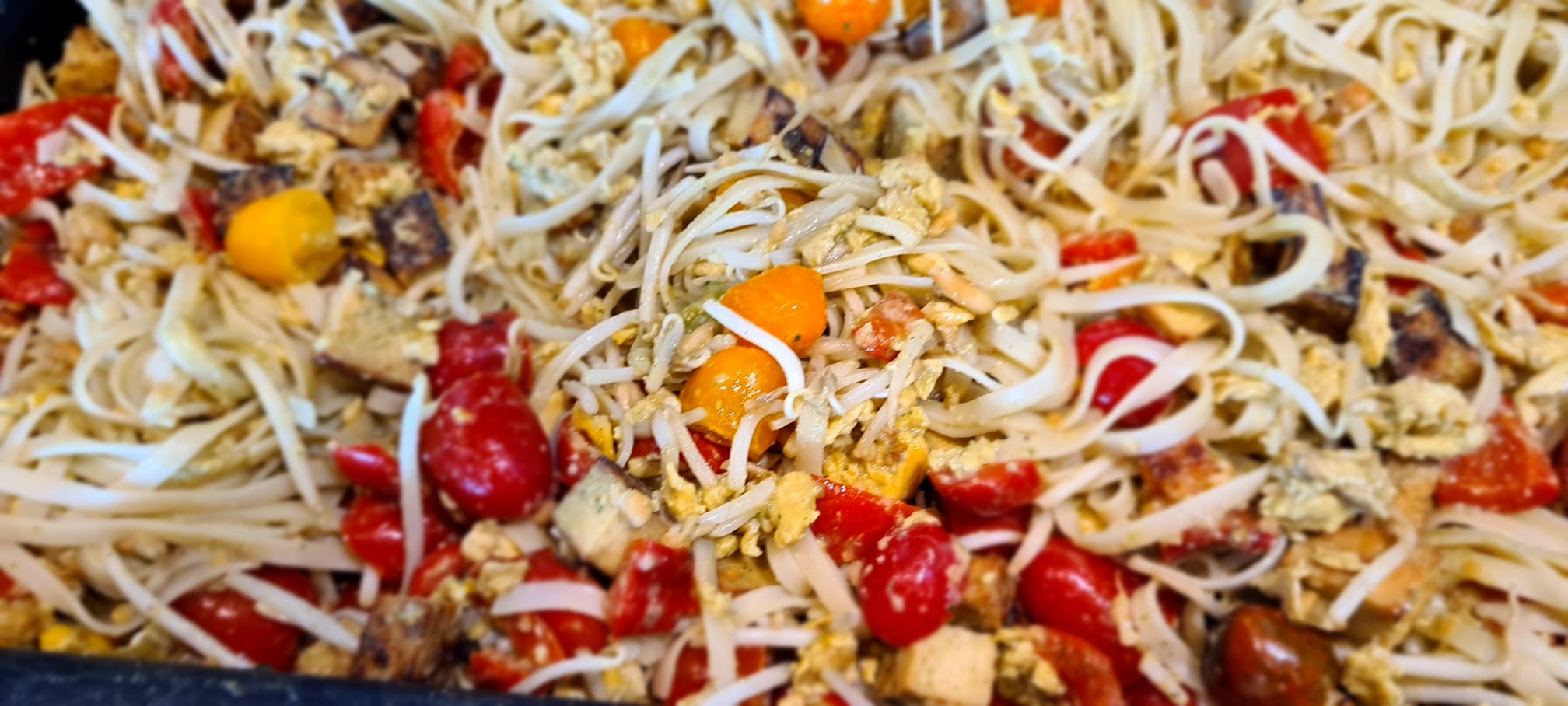 Vegetarische Reisnudeln mit Gemüse und Tofu im Karunahaus