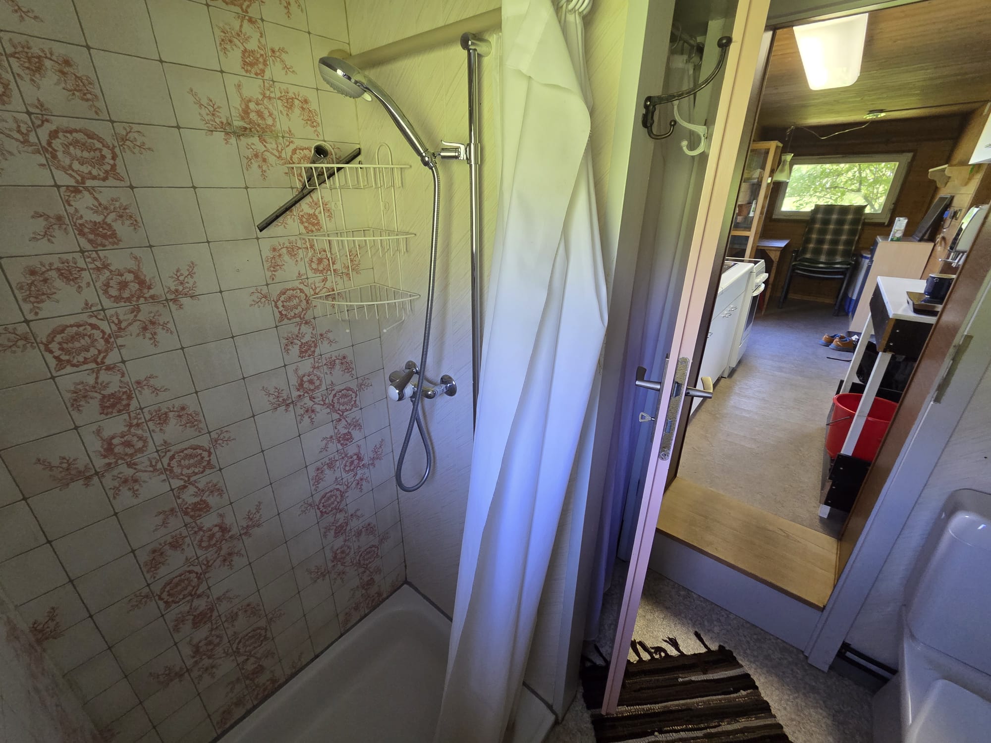 Dusche und Bad