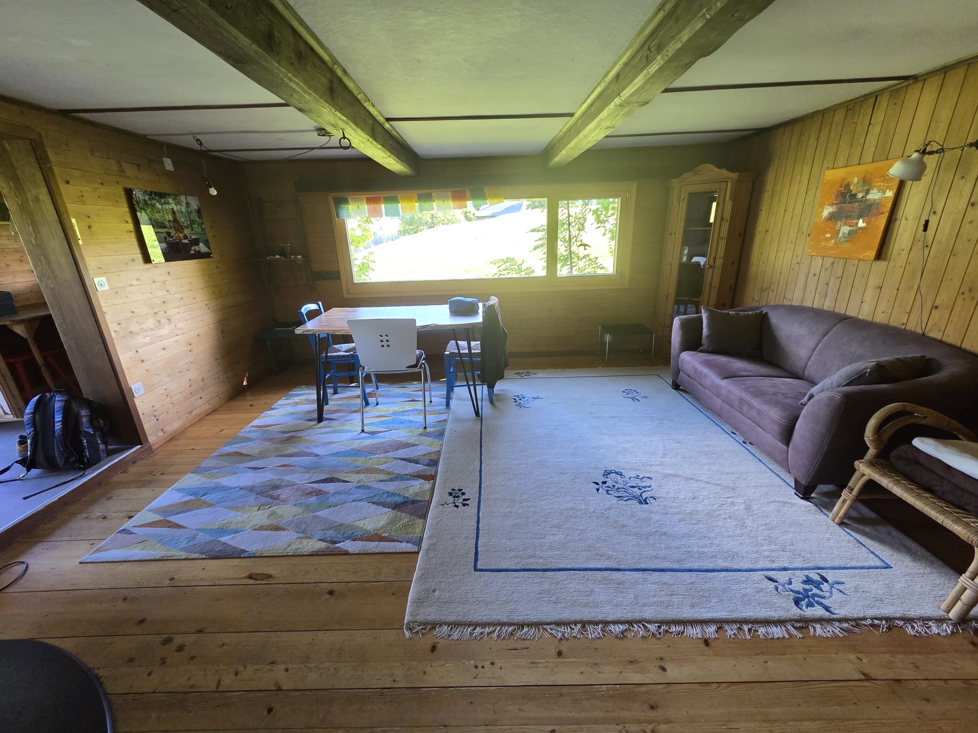 Wohnbereich mit Sofa und Bergblick
