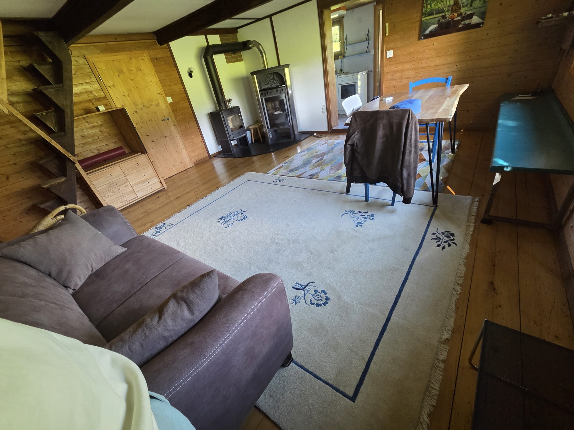 Wohnzimmer mit Holzofen
